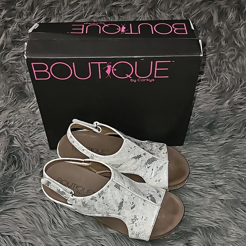 Boutique by Corkys! CARLEY, White Metallic sz 10, Mint condition!